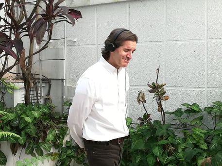 con los auriculares escuchando mi PLAY List favorita