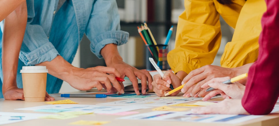 hombres-negocios-asiaticos-mujeres-negocios-que-reunen-intercambiar-ideas-sobre-aplicacion-planificacion-diseno-web-creativo-desarrollar-diseno-plantilla-proyectos-tele